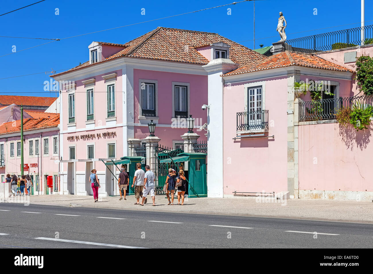 Belem Palace - residence per la Repubblica portoghese presidente. Due nazionale guardie repubblicano stand come una guardia d'onore. Foto Stock