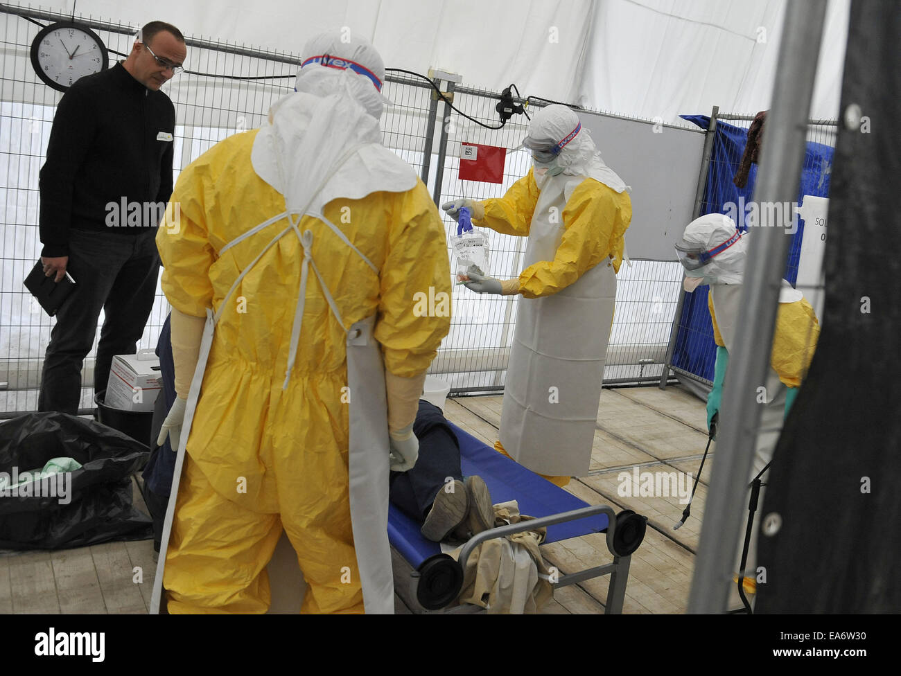 Bruxelles, Belgio. 7 Novembre, 2014. Volontari ricevono una formazione su come trattare i pazienti infettati, il cui scopo è quello di trattare la malattia di Ebola in Africa occidentale, presso un centro di formazione di Medici Senza Frontiere (Medecins sans Frontieres) a Bruxelles del Belgio, nov. 7, 2014. I volontari sono impostati per partire per l Africa occidentale nei prossimi giorni o settimane. Credito: Voi Pingfan/Xinhua/Alamy Live News Foto Stock