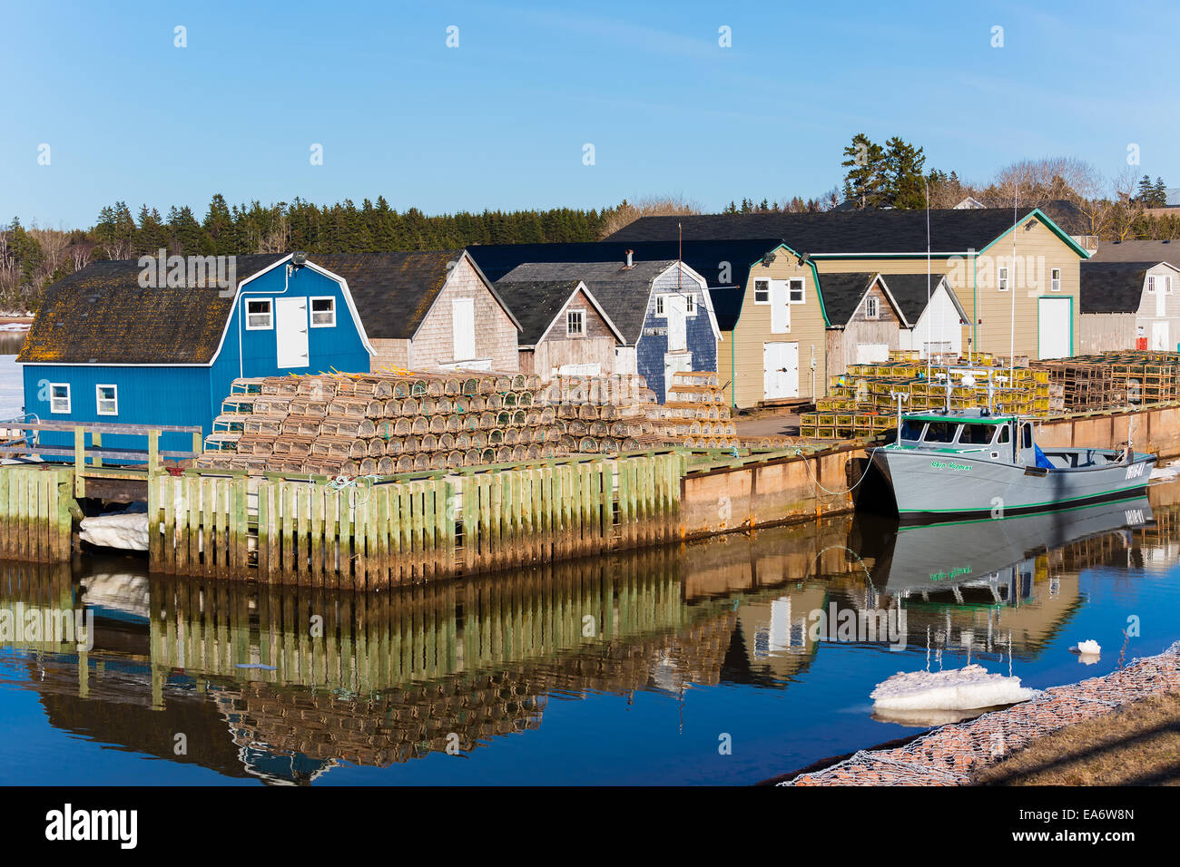 La pesca dell'aragosta barca legato al nuovo molo di Londra nelle zone rurali di Prince Edward Island, Canada. Foto Stock