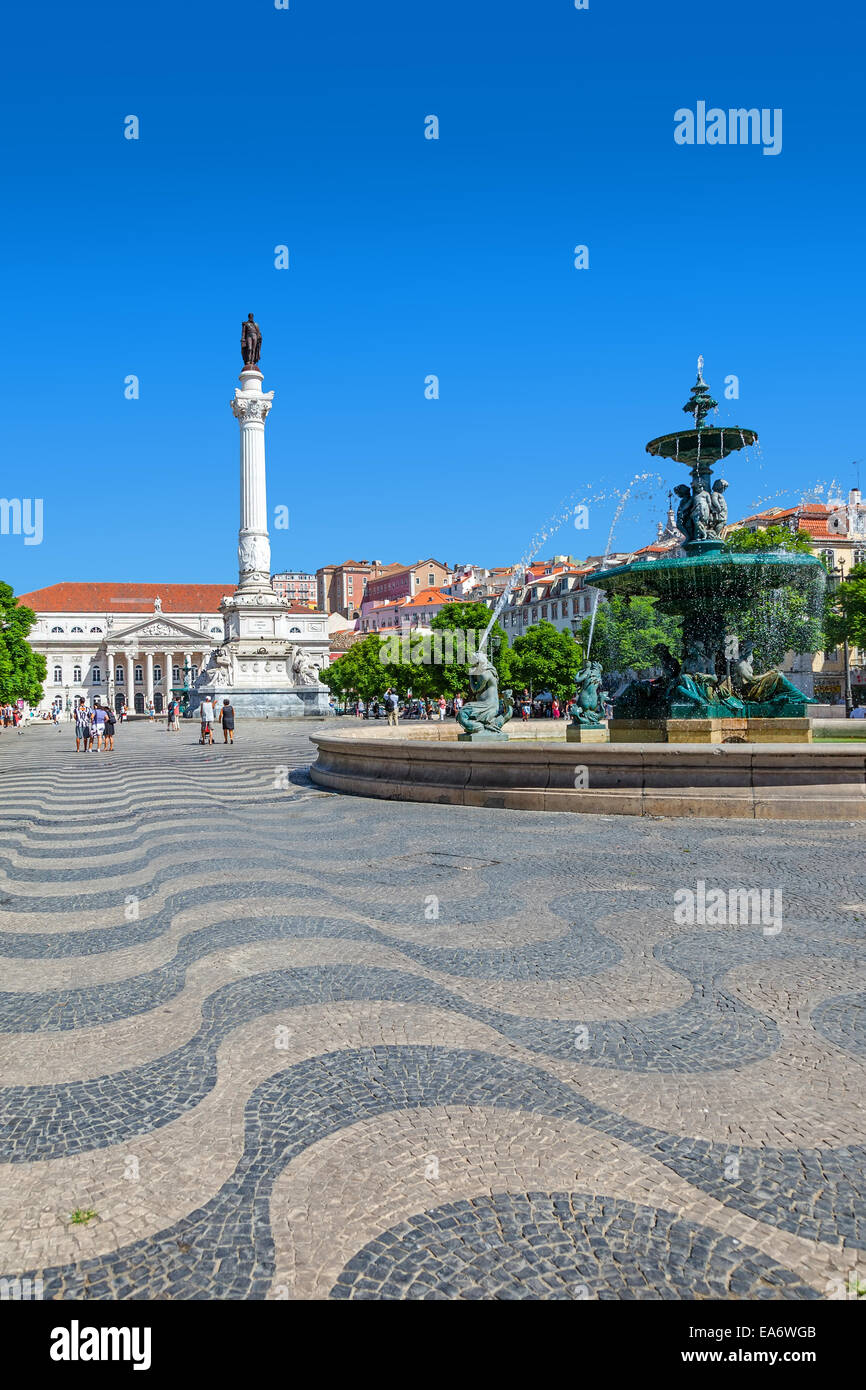 Lisbona, Portogallo. Una delle due fontane in Dom Pedro IV Square, meglio conosciuta come Rossio con il Dom Pedro IV monumento e Dona Maria II Teatro Foto Stock