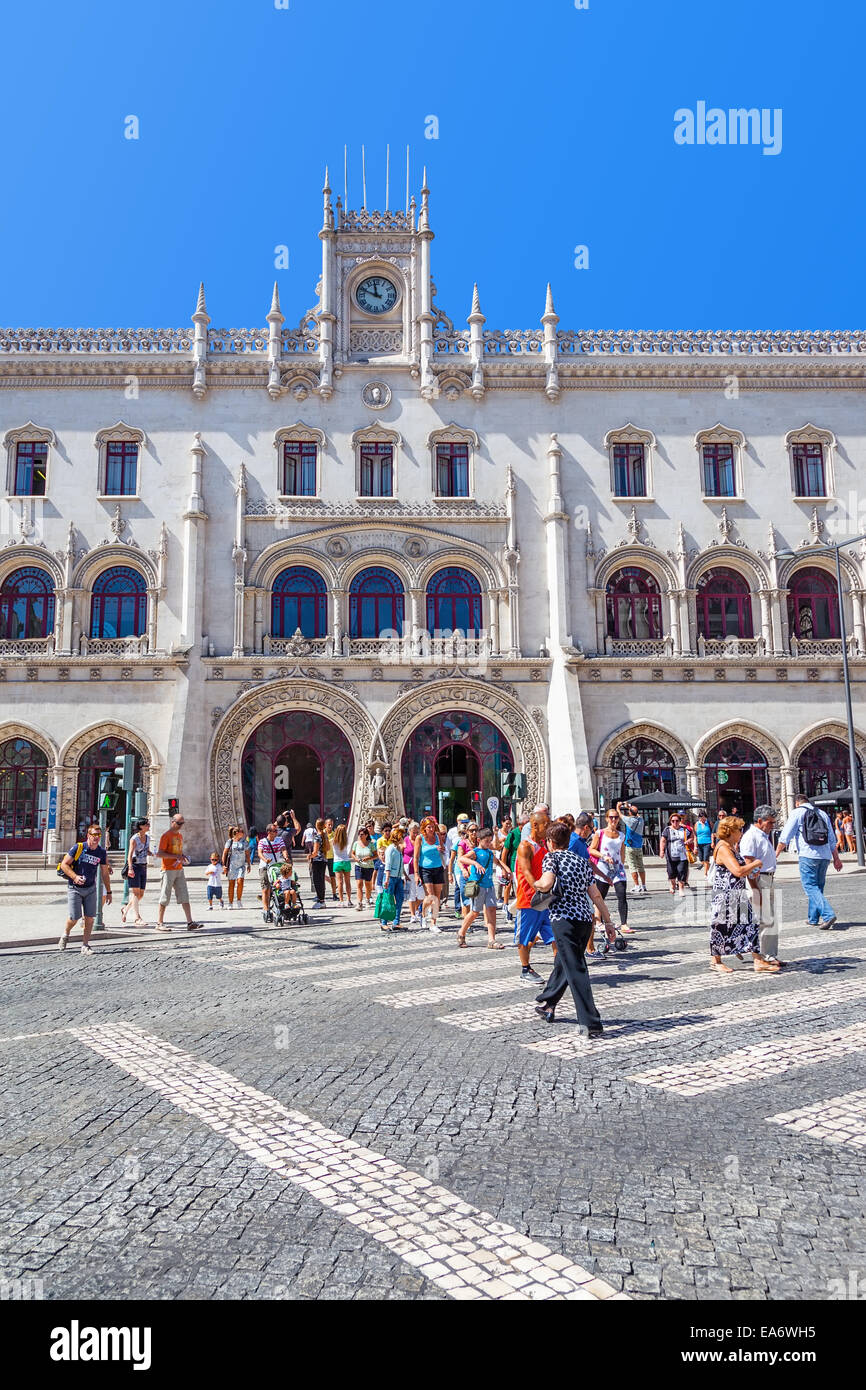 Il Rossio Stazione ferroviaria ingresso. Un xix secolo stazione ferroviaria costruita in stile neo-stile manuelino che serve la linea di Sintra. Foto Stock