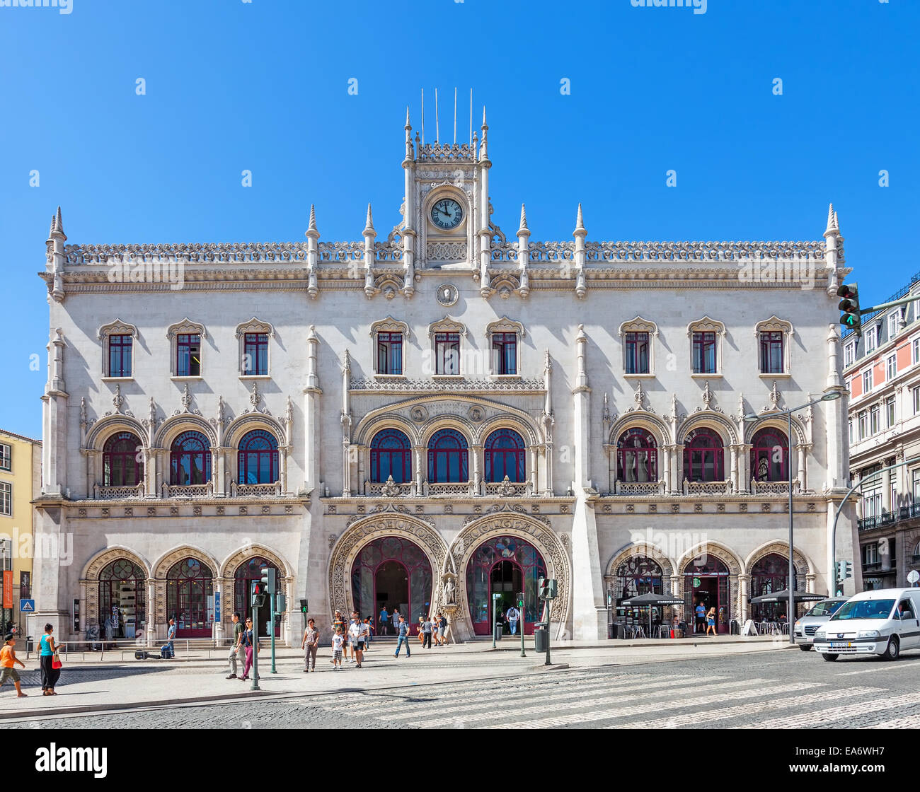 Il Rossio Stazione ferroviaria ingresso. Un xix secolo stazione ferroviaria costruita in stile neo-stile manuelino che serve la linea di Sintra. Foto Stock