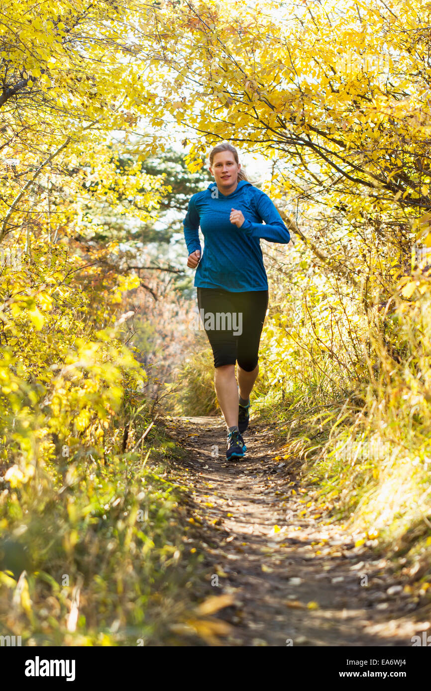 Una giovane donna trekking sul Sentiero Sypes vicino a Bozeman, Montana, Stati Uniti d'America Foto Stock