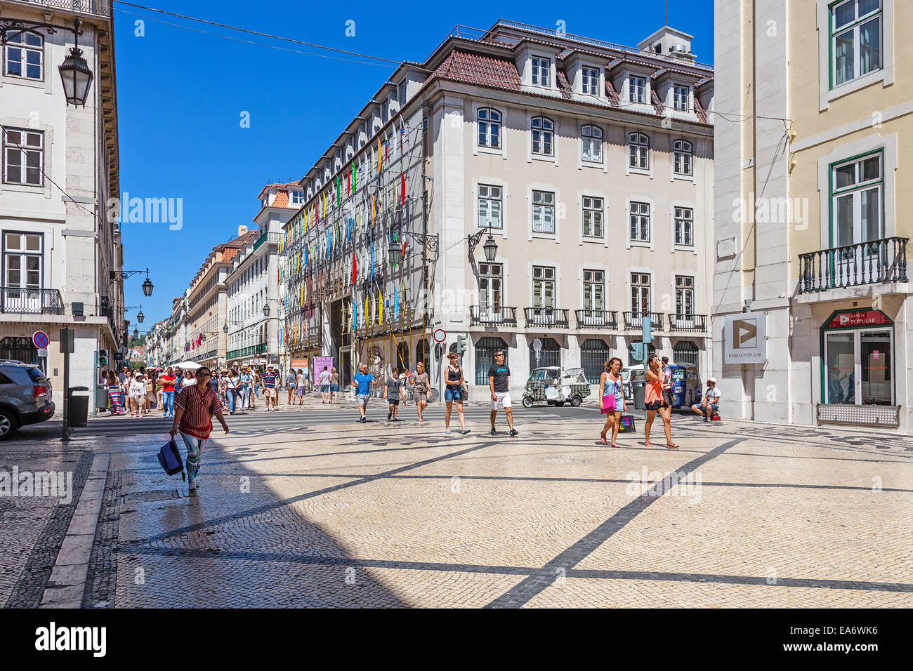 La Rua Augusta Street nel quartiere di Baixa di Lisbona. La maggior parte strada cosmopolita della capitale è sempre piena di gente. Foto Stock