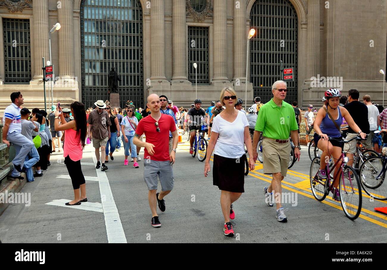 NYC: motociclisti, per chi ama fare jogging e pedoni sulla Park Avenue cavalcavia nella parte anteriore del Grand Central Terminal Foto Stock