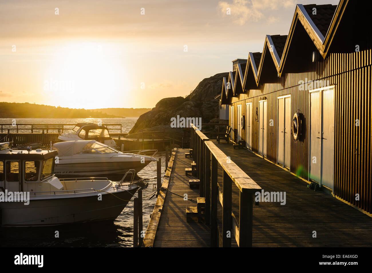 Tramonto sulla barca case e barche ormeggiate, Svezia. Foto Stock