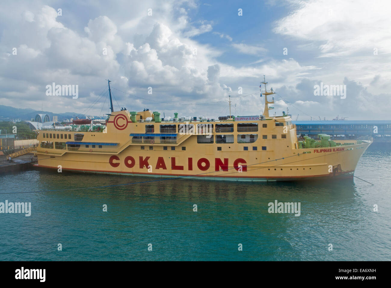 Uno dei traghetti Cokaliong ancorata al Porto di Cebu wharf a isola di Cebu, Filippine. Foto Stock