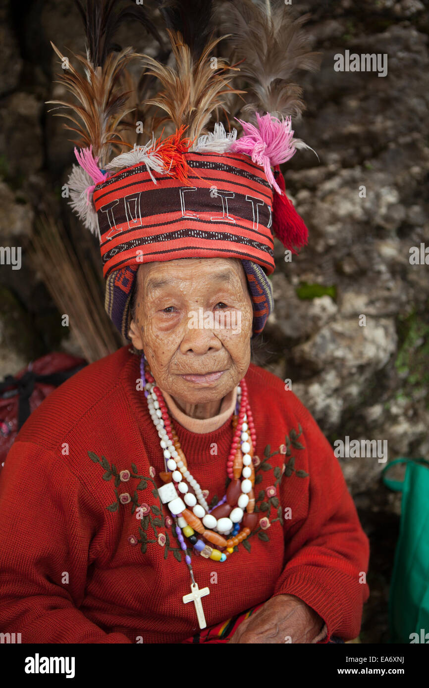 A 100 anni di Ifugao donna, uno dei gruppi indigeni delle persone che vivono nelle isole filippine, comporta per il suo ritratto. Foto Stock