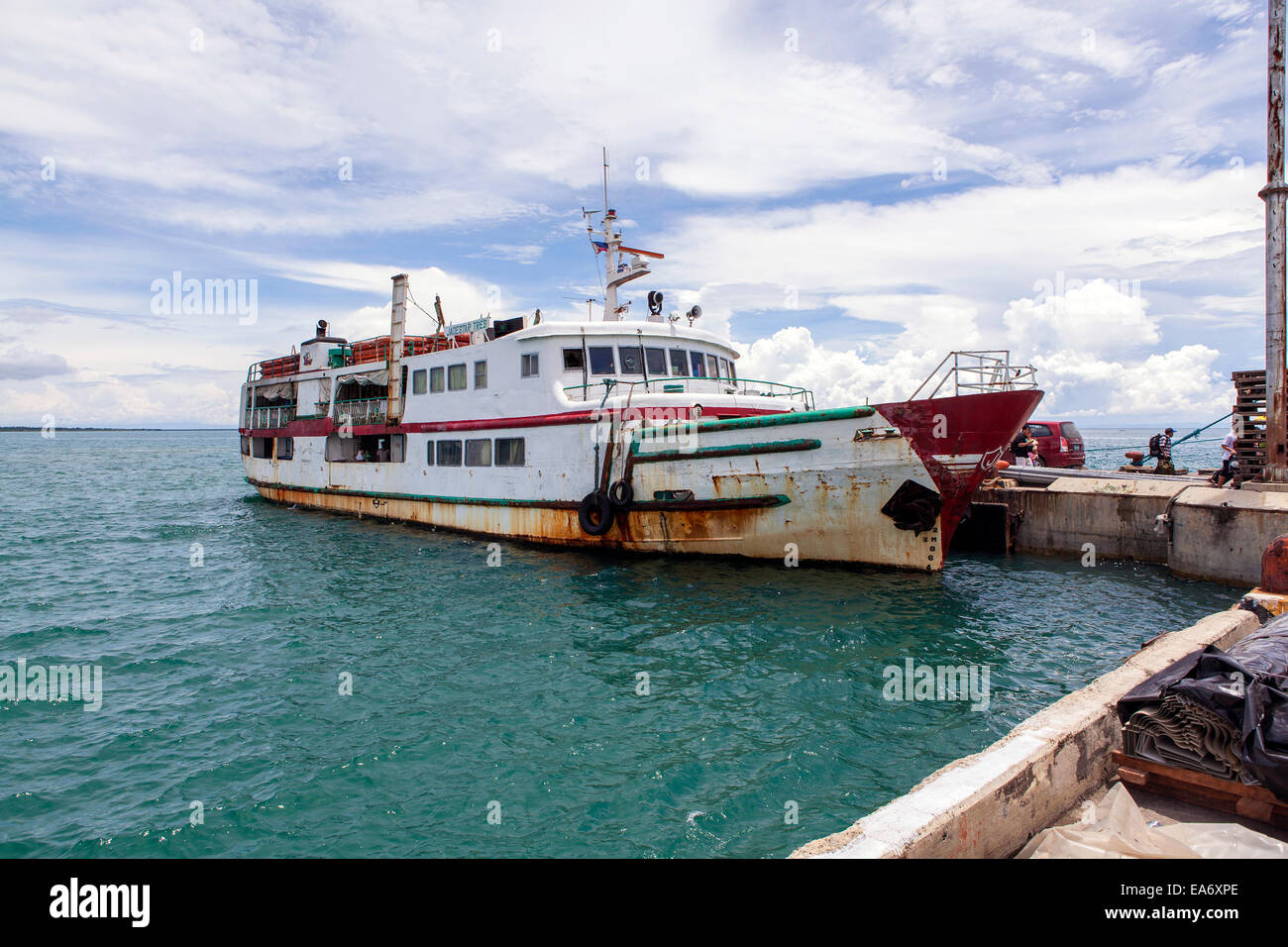 Porta Tubigon, Isola di Bohol, Filippine - invecchiato e ruggine tourist ferry boat che corre da Cebu a Bohol. Foto Stock