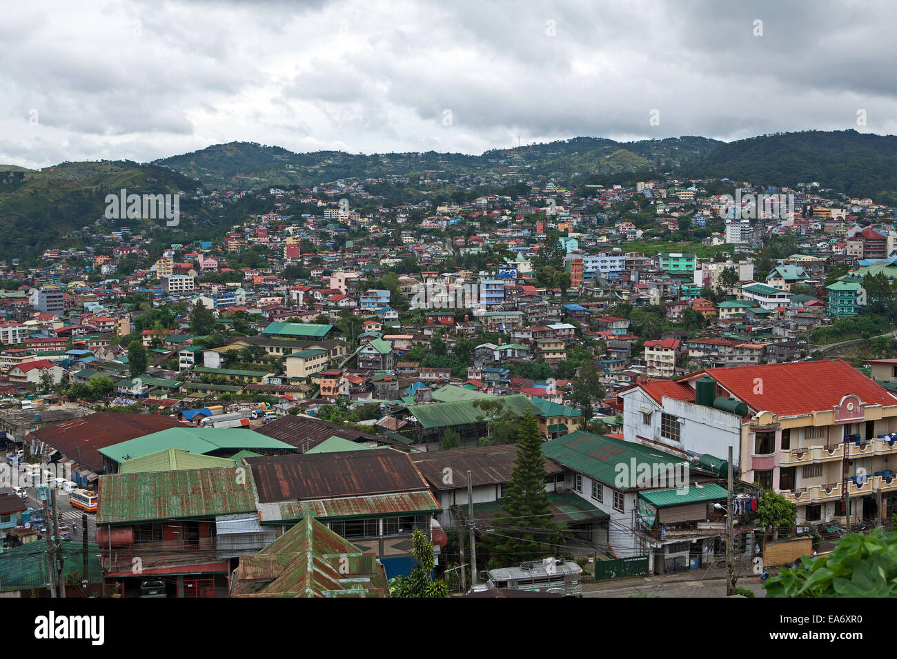 Baguio City, isola di Luzon nelle Filippine. Vista del sovraffollamento condizioni di alloggiamento. Foto Stock