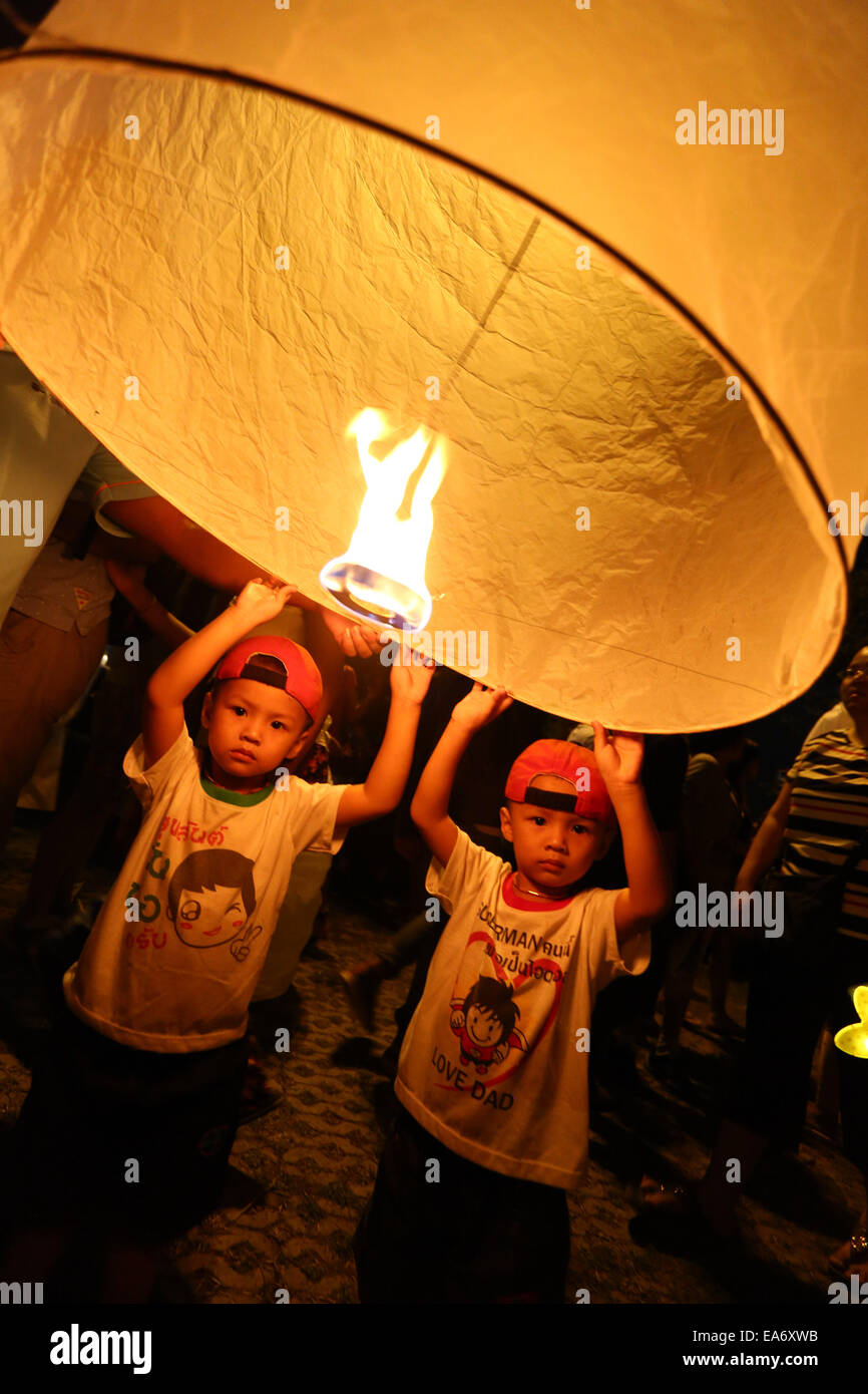 Chiang Mai, Thailandia. Il 7 novembre 2014. Nonostante le nuove leggi portando la pena di morte per chiunque rilasciando Khom Loy lanterne Sky ha preso vicino agli aeroporti turistici e locali goduto rilasciando le lanterne per festeggiare Loy Krathong nel centro di Chiang Mai in Thailandia, ben lontano dall'aeroporto. Sebbene la maggior parte delle lanterne sono rilasciati in modo sicuro e il numero degli incendi è molto piccola dato quante lanterne sono rilasciati, il governo thailandese è molto preoccupato per la minaccia di incendio e per il traffico aereo. Credito: Paul Brown/Alamy Live News Foto Stock