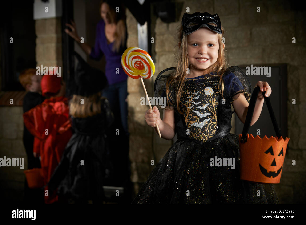 Festa di Halloween con bambini trucco o trattare in costume Foto Stock