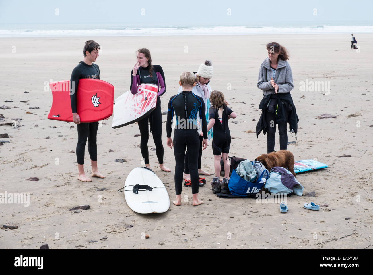 Surfisti di adolescenti,Rhosili,Rhossili,Rhossilli,bay, Llangennith langenneth,beach,Worm testa,del worm, Gower Peninsula, Swansea, Galles Foto Stock