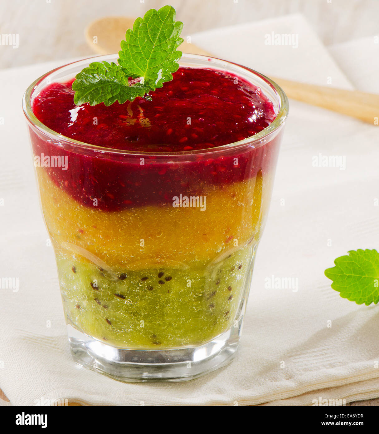 Frullato fresco in un bicchiere con la menta. Messa a fuoco selettiva Foto Stock