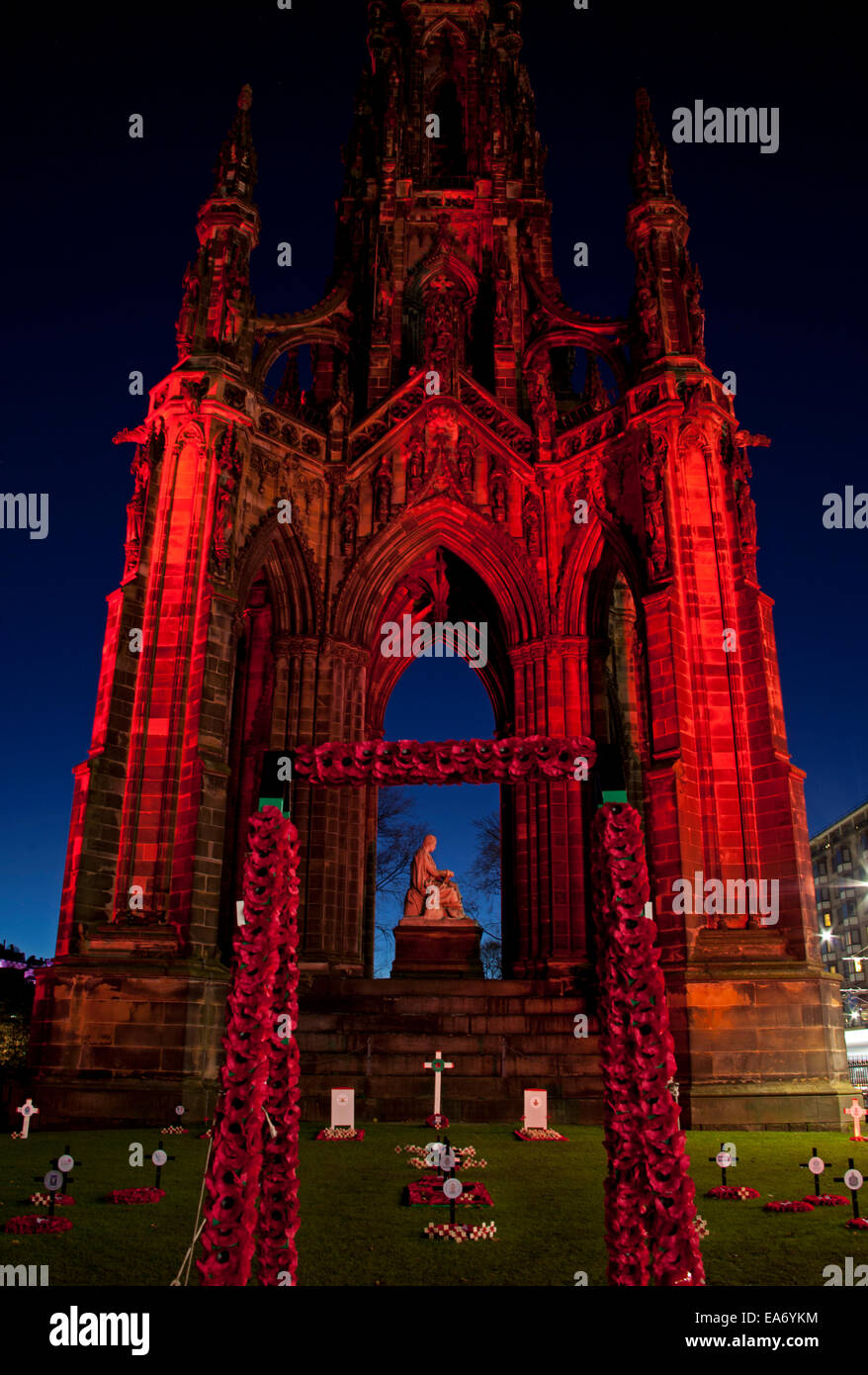 Edimburgo, i giardini di Princes Street East, Scozia. 7 Novembre 2014.Il Monumento a Walter Scott è stato illuminato in rosso papavero da stasera in omaggio ai soldati che hanno dato la loro vita nella Prima Guerra Mondiale. Ricordo diversi eventi che si svolgeranno in tutta Edimburgo nei prossimi giorni per contrassegnare i cento anni della Prima Guerra Mondiale. Foto Stock