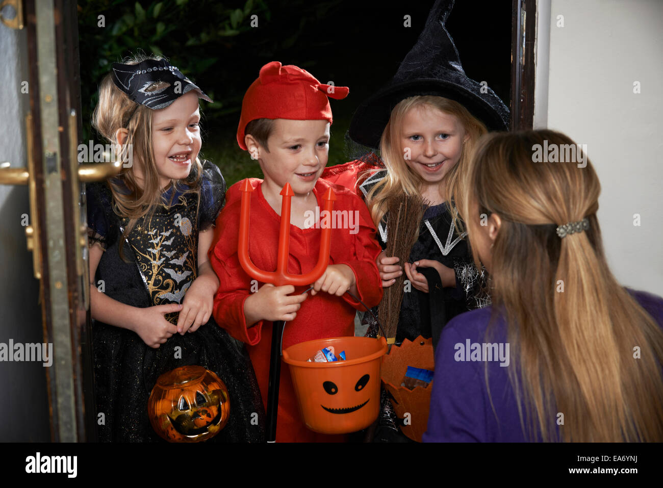 Festa di Halloween con bambini trucco o trattare in costume Foto Stock