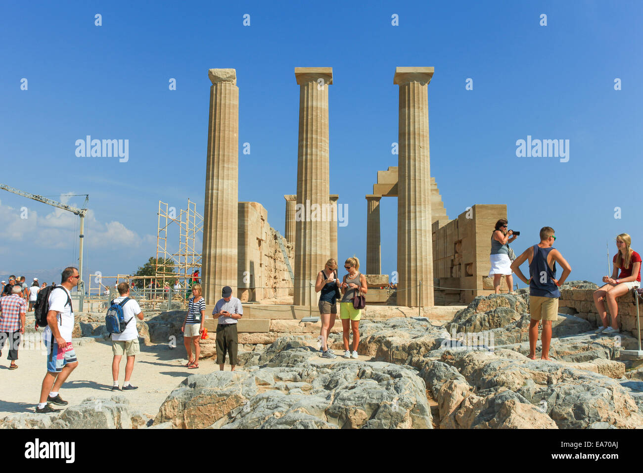 Turisti in cima di Lindos acropoli antica rovine, una cittadella naturale che fu fortificato successivamente dai greci, la ROM Foto Stock