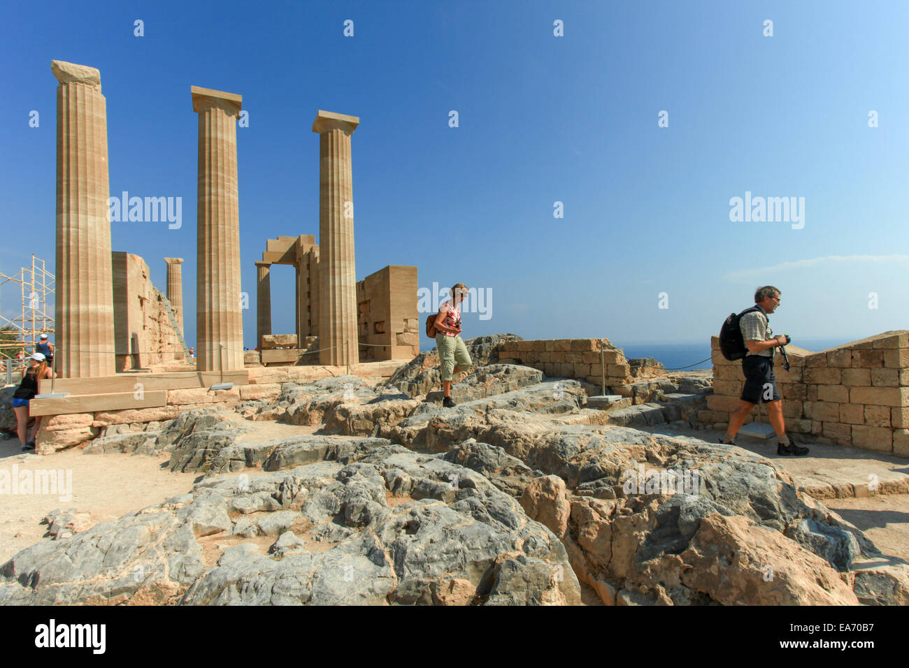 Turisti in cima di Lindos acropoli antica rovine, una cittadella naturale che fu fortificato successivamente dai greci, la ROM Foto Stock