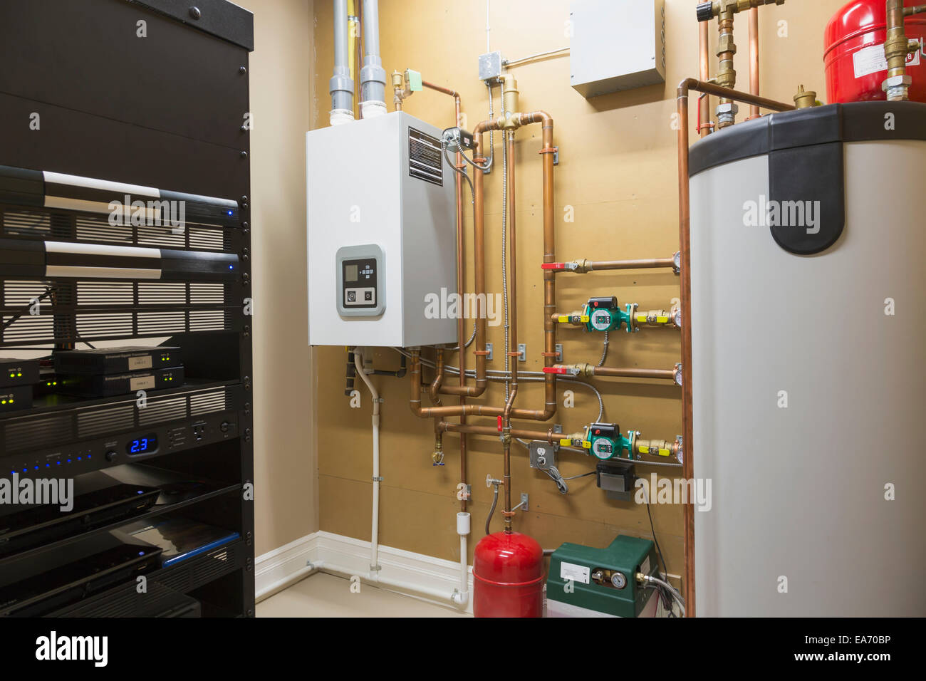 Sistema di riscaldamento con acqua calda e i sistemi intelligenti in personalizzato costruito luxury estate home; Edmonton, Alberta, Canada Foto Stock