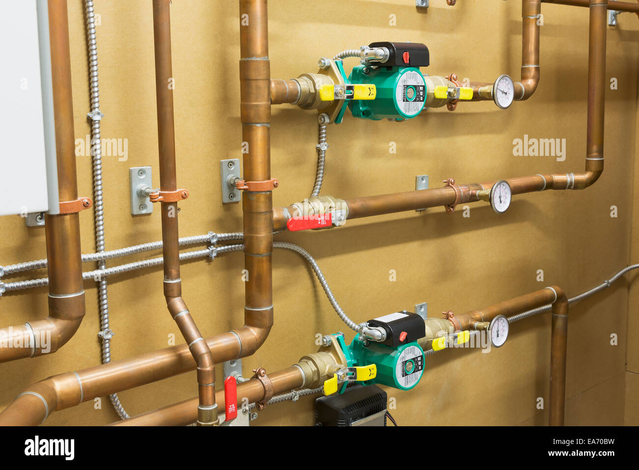 Sistema di riscaldamento con acqua calda in personalizzato costruito luxury estate home; Edmonton, Alberta, Canada Foto Stock