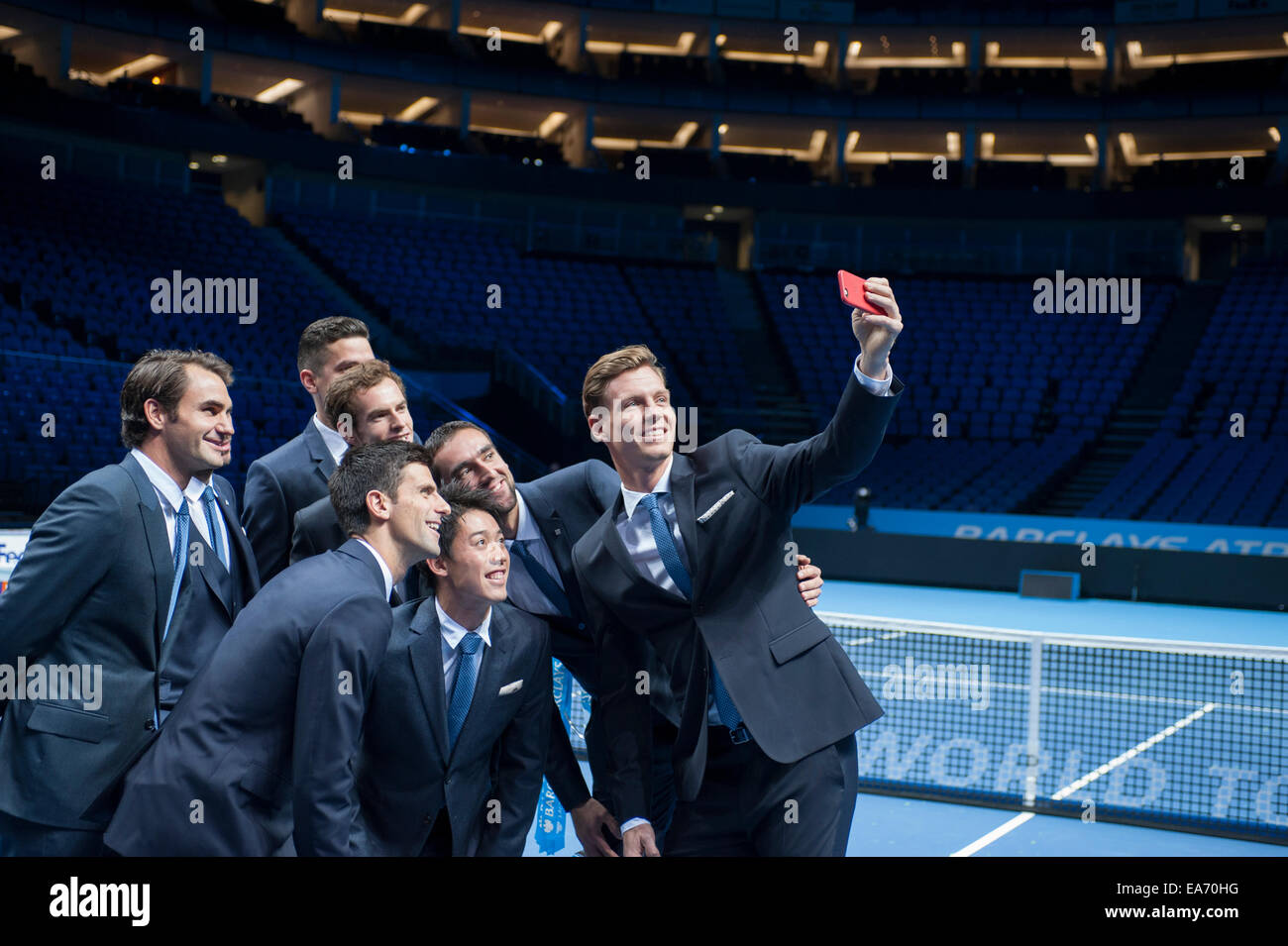 O2 Arena, Londra, Regno Unito. 7 Novembre, 2014. Il sesto anno consecutivo della prestigiosa ATP finals di Londra, gli otto migliori giocatori singoli in tutto il mondo rappresentano per un gruppo selfie presi da Tomas BERDYCH. Credito: Malcolm Park editoriale/Alamy Live News Foto Stock