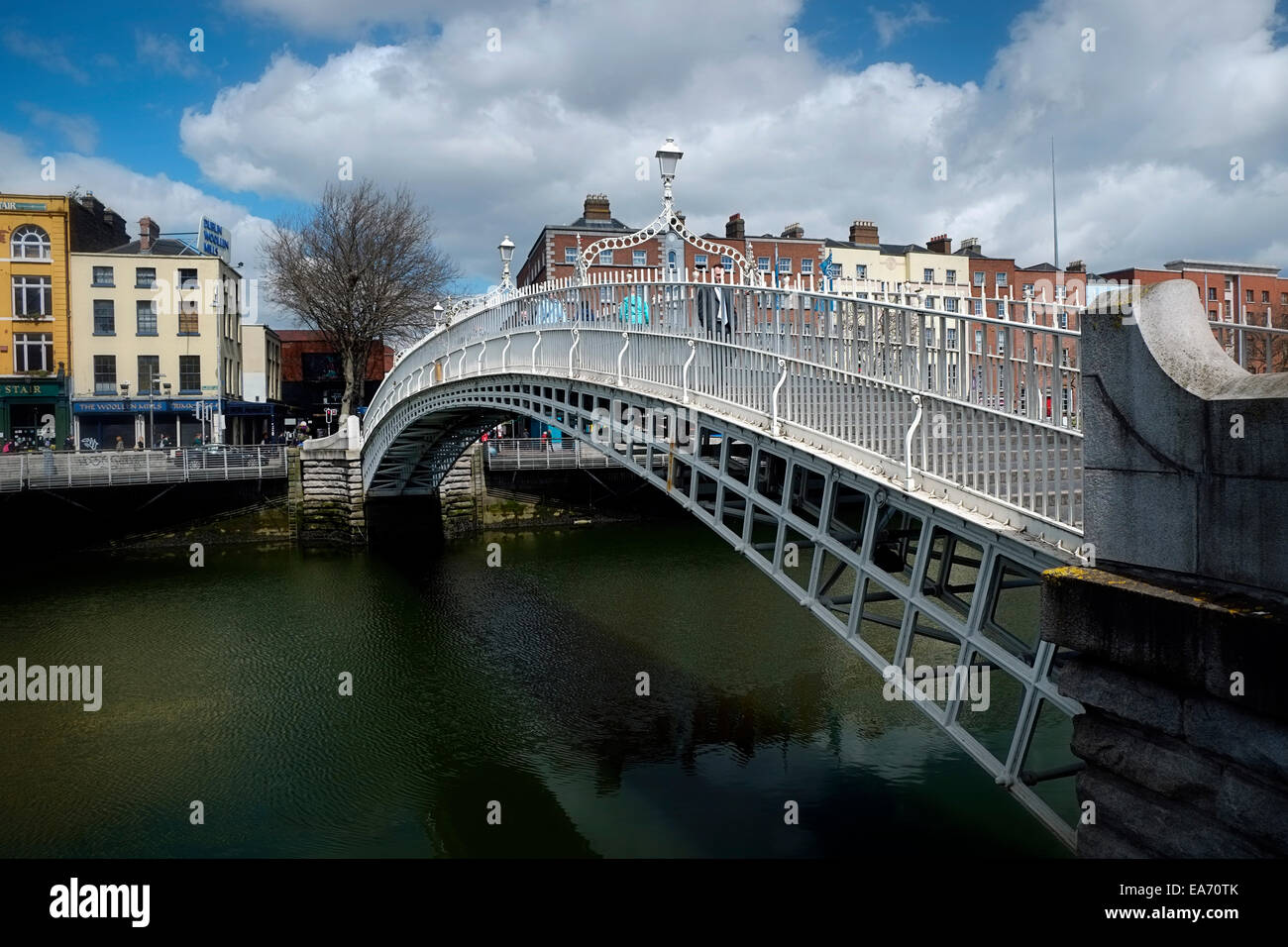 Ha'penny ponte che attraversa il fiume Liffey Dublino Irlanda Foto Stock