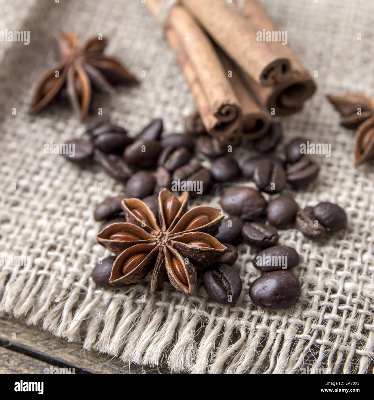 Chicchi di caffè e spezie su sfondo di legno Foto Stock