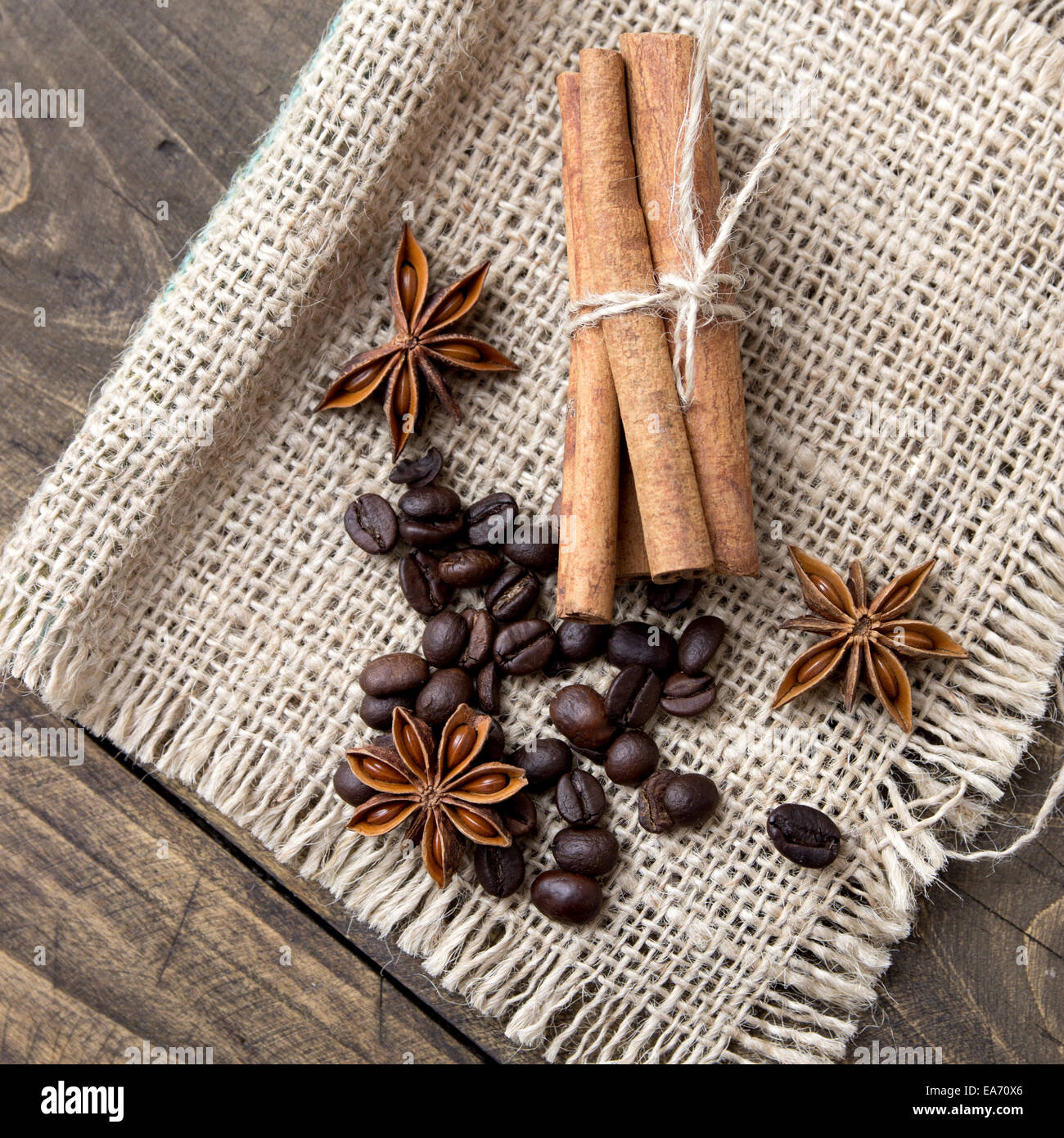 Chicchi di caffè e spezie su sfondo di legno Foto Stock