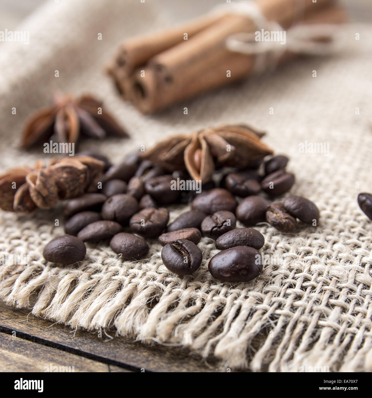Chicchi di caffè e spezie su sfondo di legno Foto Stock