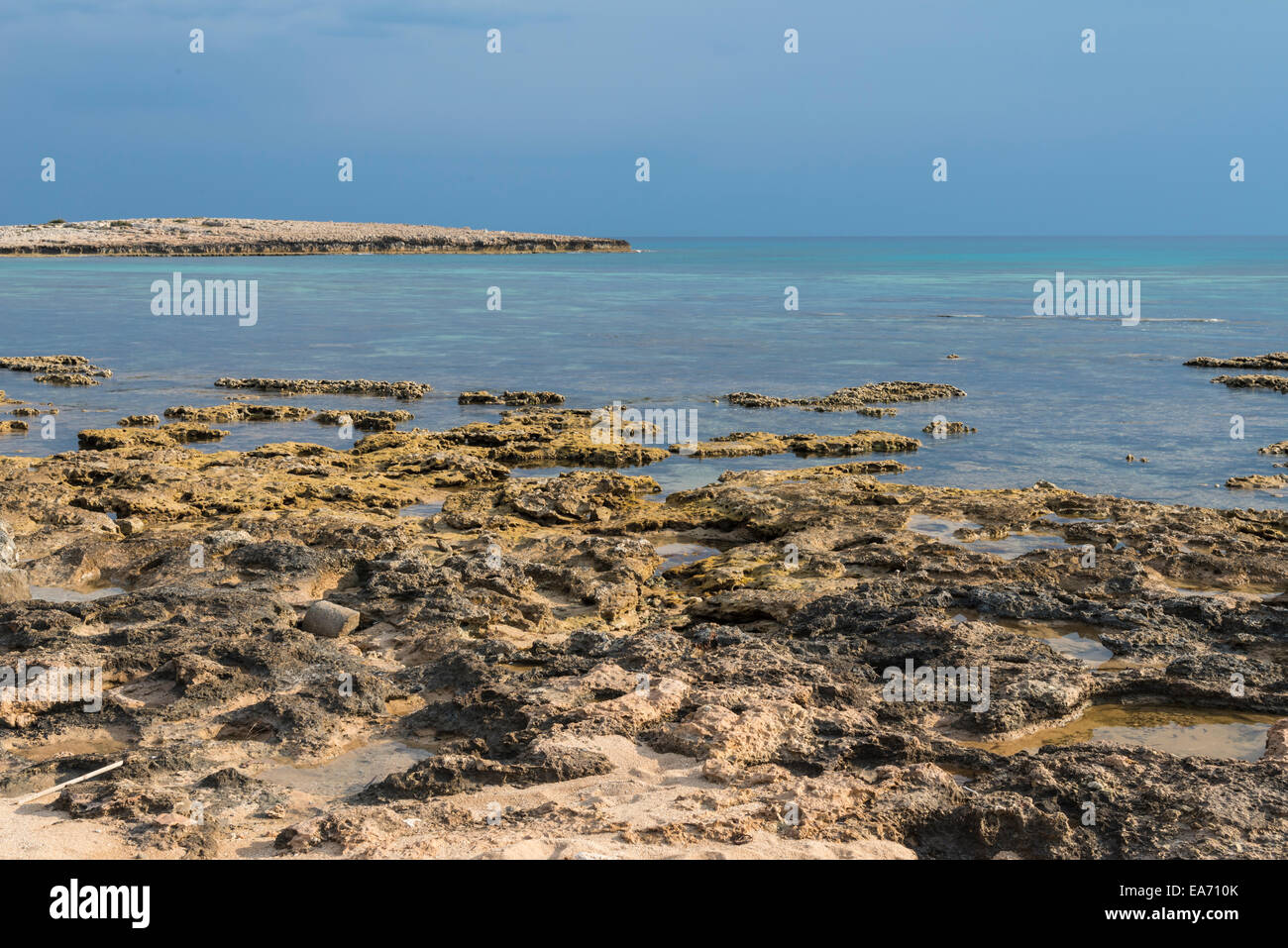 A sud la costa orientale di Cipro nella spiaggia di Nissi e Ayia Nappa in zona. Foto Stock