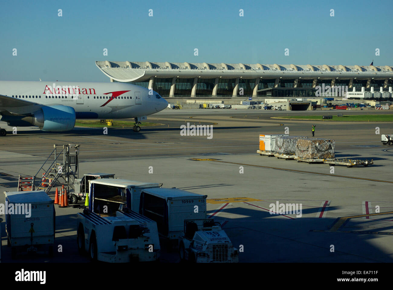 Getto austriaca all'Aeroporto Internazionale Dulles di Washington, D.C. con terminale in background. Foto Stock