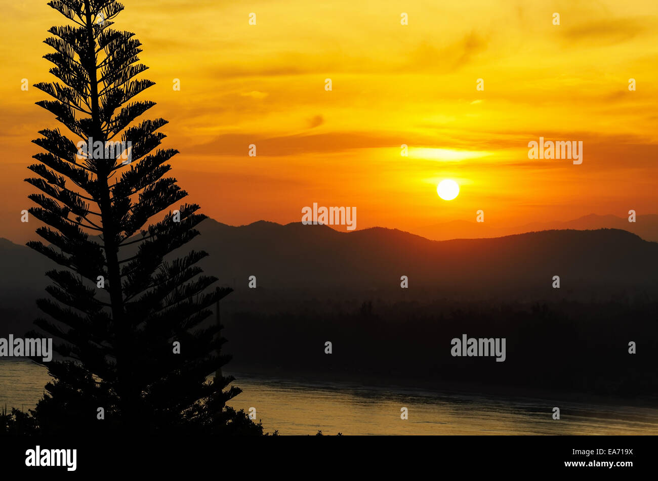 Vista superiore del tramonto su mountain range al divieto Krut beach in Prachuap Khiri Khan provincia, Thailandia Foto Stock