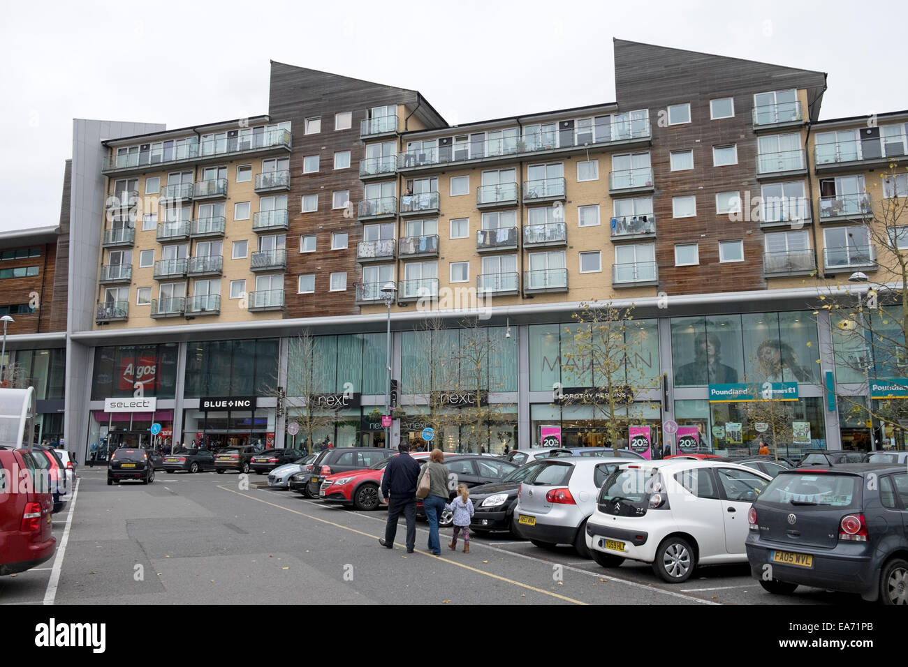 Appartamenti Residenziali e al di sopra di negozi nel centro, feltham, middlesex Foto Stock