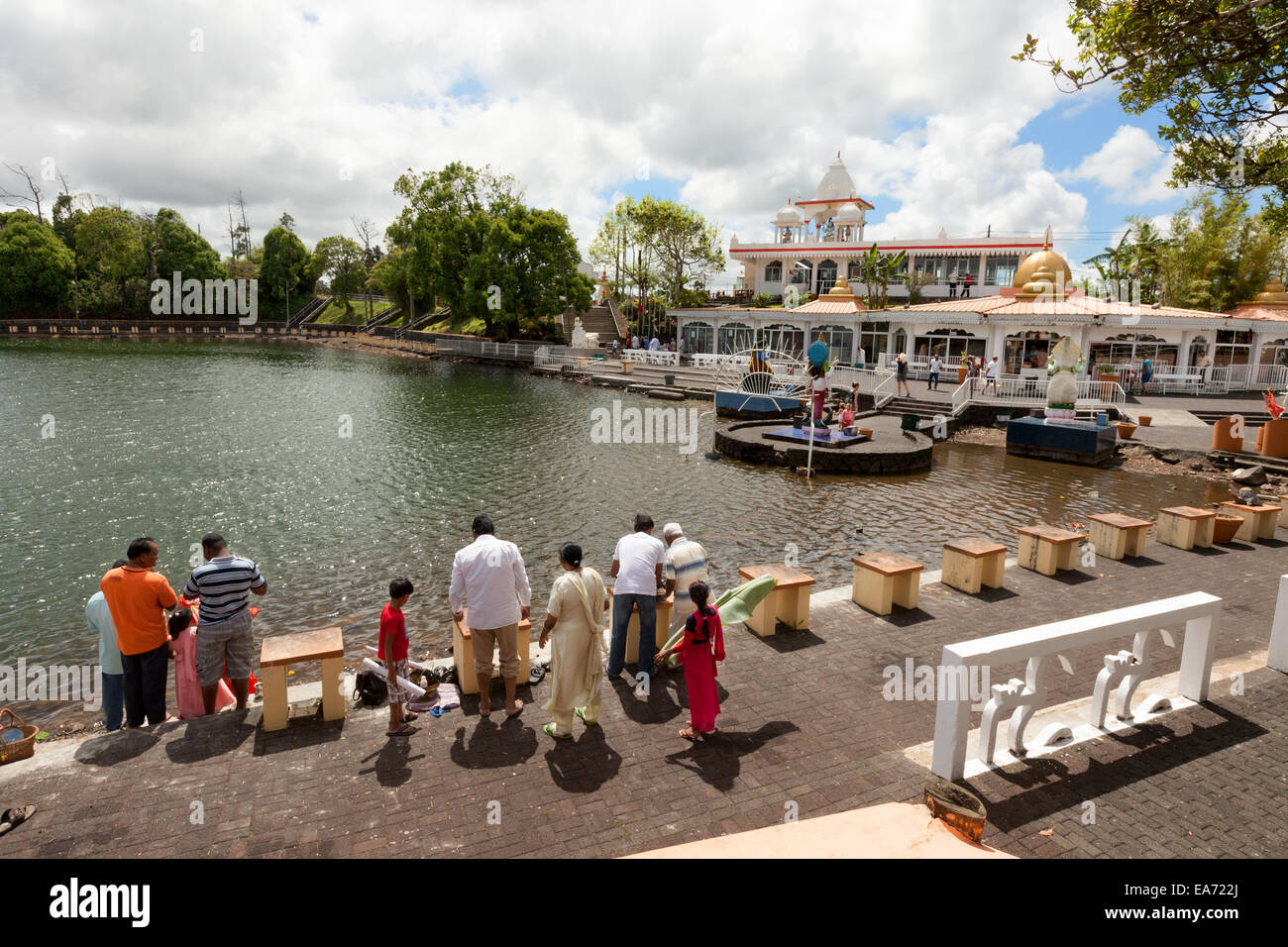 La civiltà indù in adorazione al tempio, Grand Bassin sul lago o Ganga Talao, Mauritius Foto Stock
