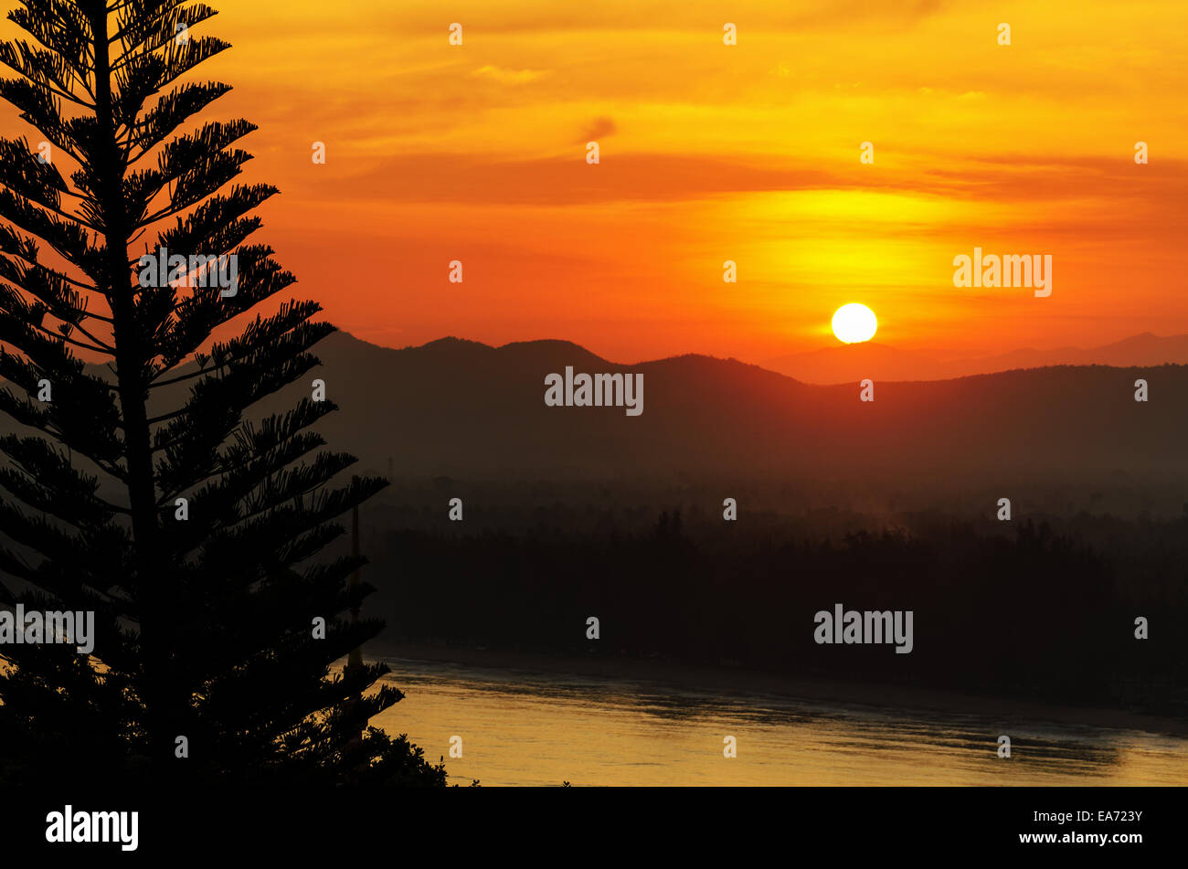 Vista superiore del tramonto su mountain range al divieto Krut beach in Prachuap Khiri Khan provincia, Thailandia Foto Stock