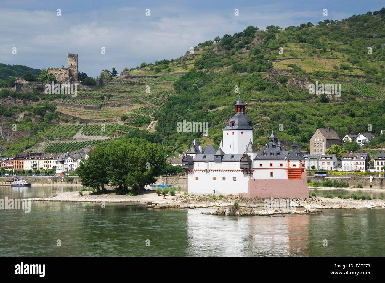 Castello di Pfalz e Castello di Gutenfels e riverside città di Kaub Fiume Reno Palatinato Germania Foto Stock