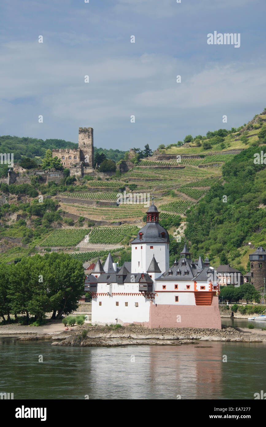 Castello di Pfalz e Castello di Gutenfels Kaub Fiume Reno Palatinato Germania Foto Stock