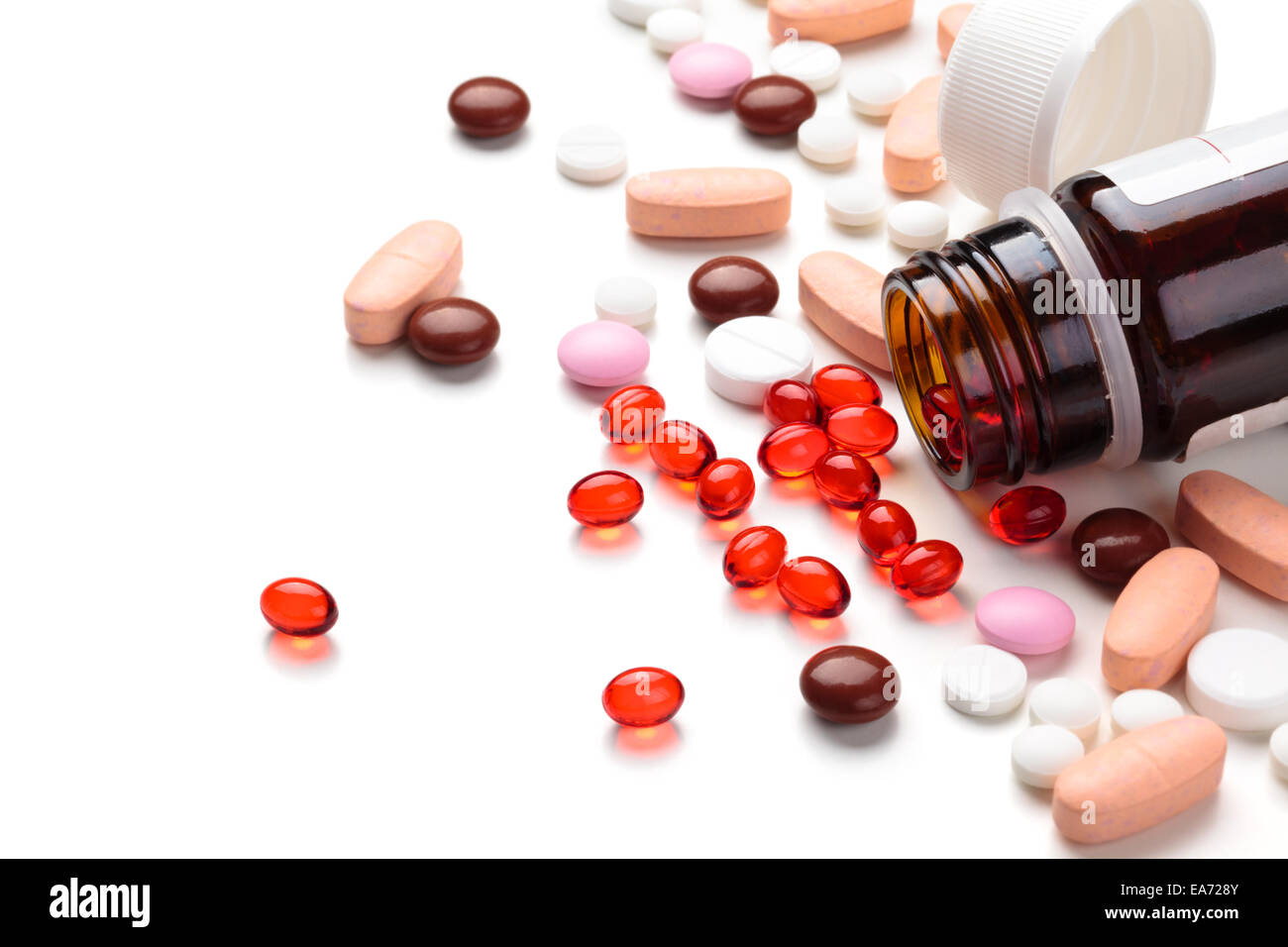 Immagine ravvicinata di pillole di differenti isolati su sfondo bianco. Foto Stock