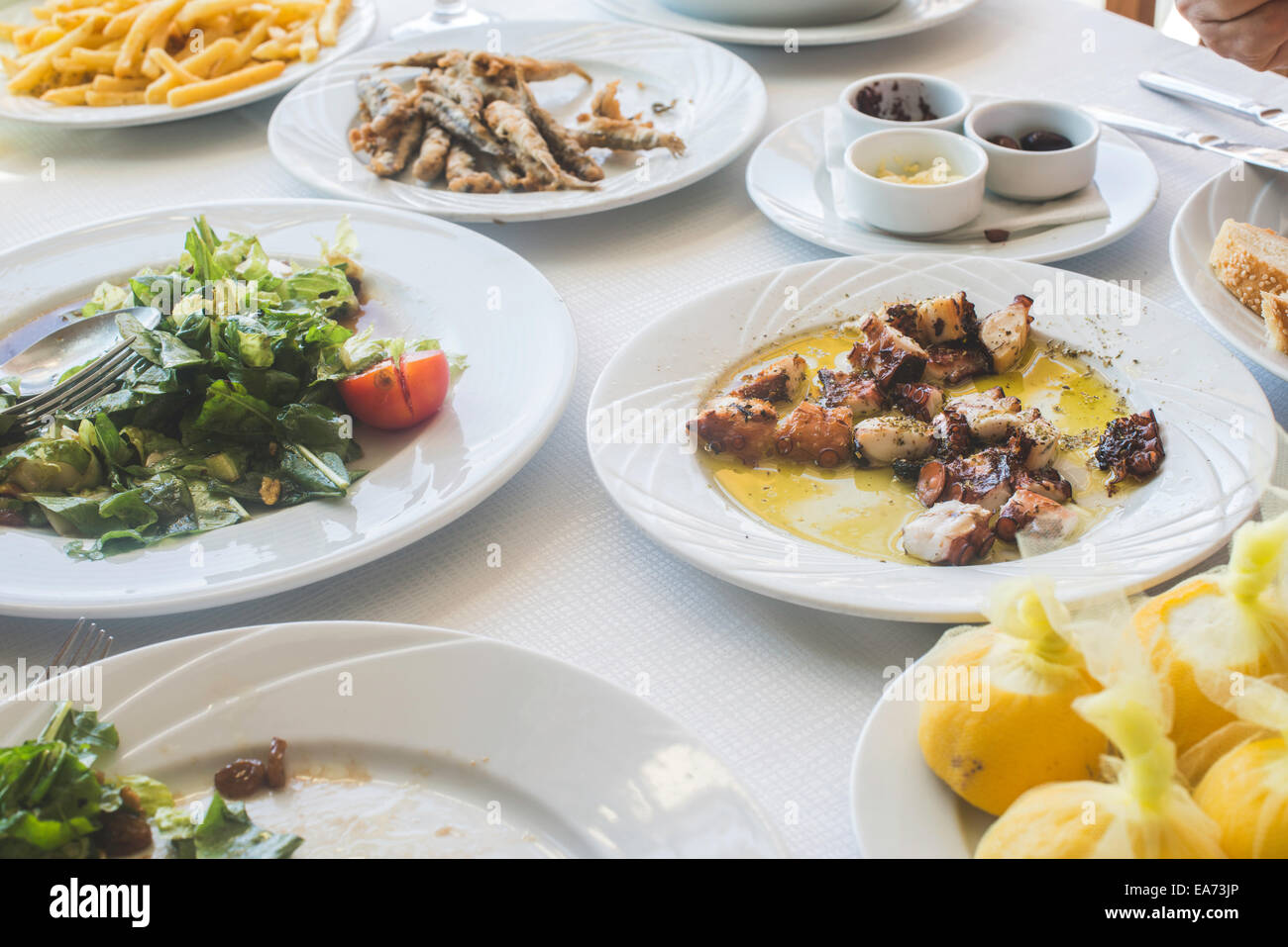 Il polpo in un ristorante greco. Tavolo bianco Foto Stock