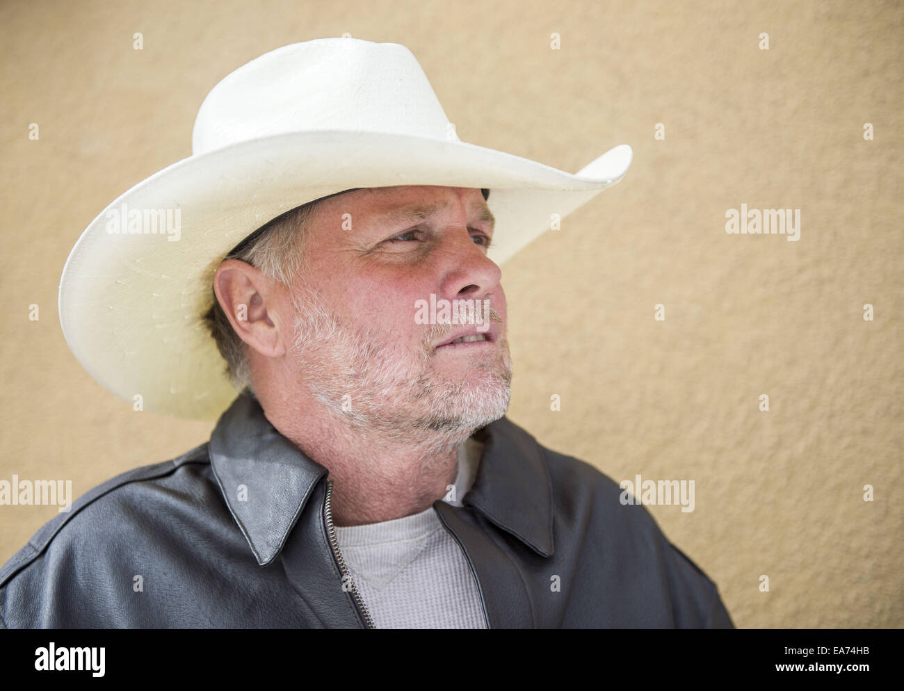 FILE PIX: San Bernardino, in California, Stati Uniti d'America. Xix Nov, 2013. La polizia ha arrestato CHARLES MERRITT il partner aziendale di Giuseppe McStay sul sospetto di uccisione di Giuseppe, estate, Gianni e Giuseppe McStay jr. La famiglia McStay resti sono stati trovati nelle tombe di bassifondi dello scorso anno sul bordo del deserto in Victorville. Nella foto: nov. 19, 2013 - Hesperia, California, Stati Uniti - CHARLES "chase' MERRITT in Hesperia. Merritt era il business partner di padre Joseph McStay. Credito: ZUMA Press, Inc./Alamy Live News Foto Stock