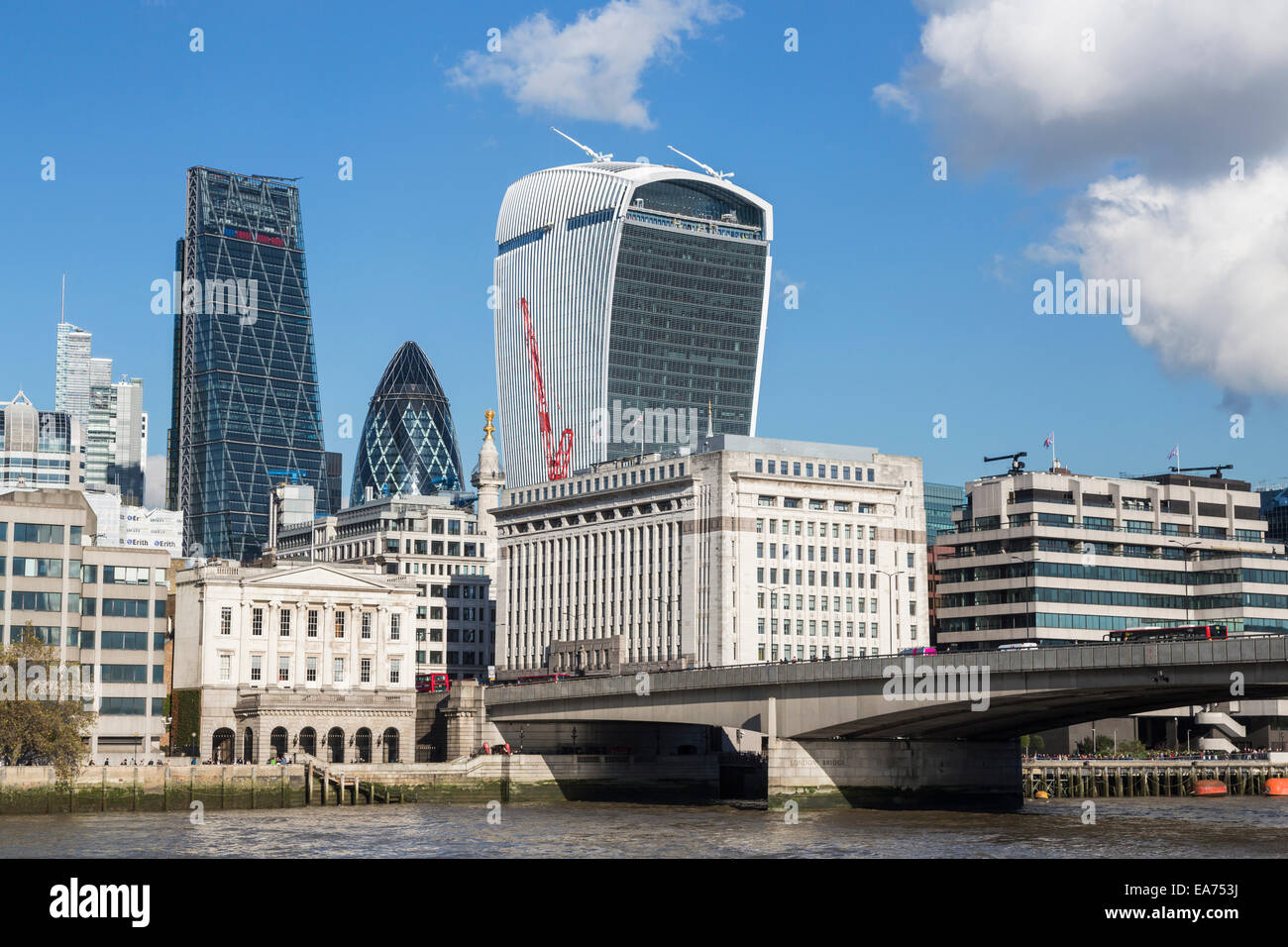 Il London Bridge e il fiume Tamigi banca del Nord: edifici iconici sul quartiere finanziario di Londra skyline: Cheesegrater, walkie talkie, cetriolino, Adelaide House Foto Stock