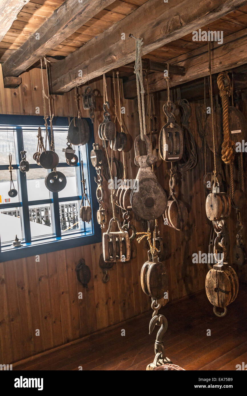 Vecchio blocco e affrontare e artefatti marittimo alloggiati nella Casa Museo, un museo vicino al lungomare in Nordfjordur, Islanda Foto Stock