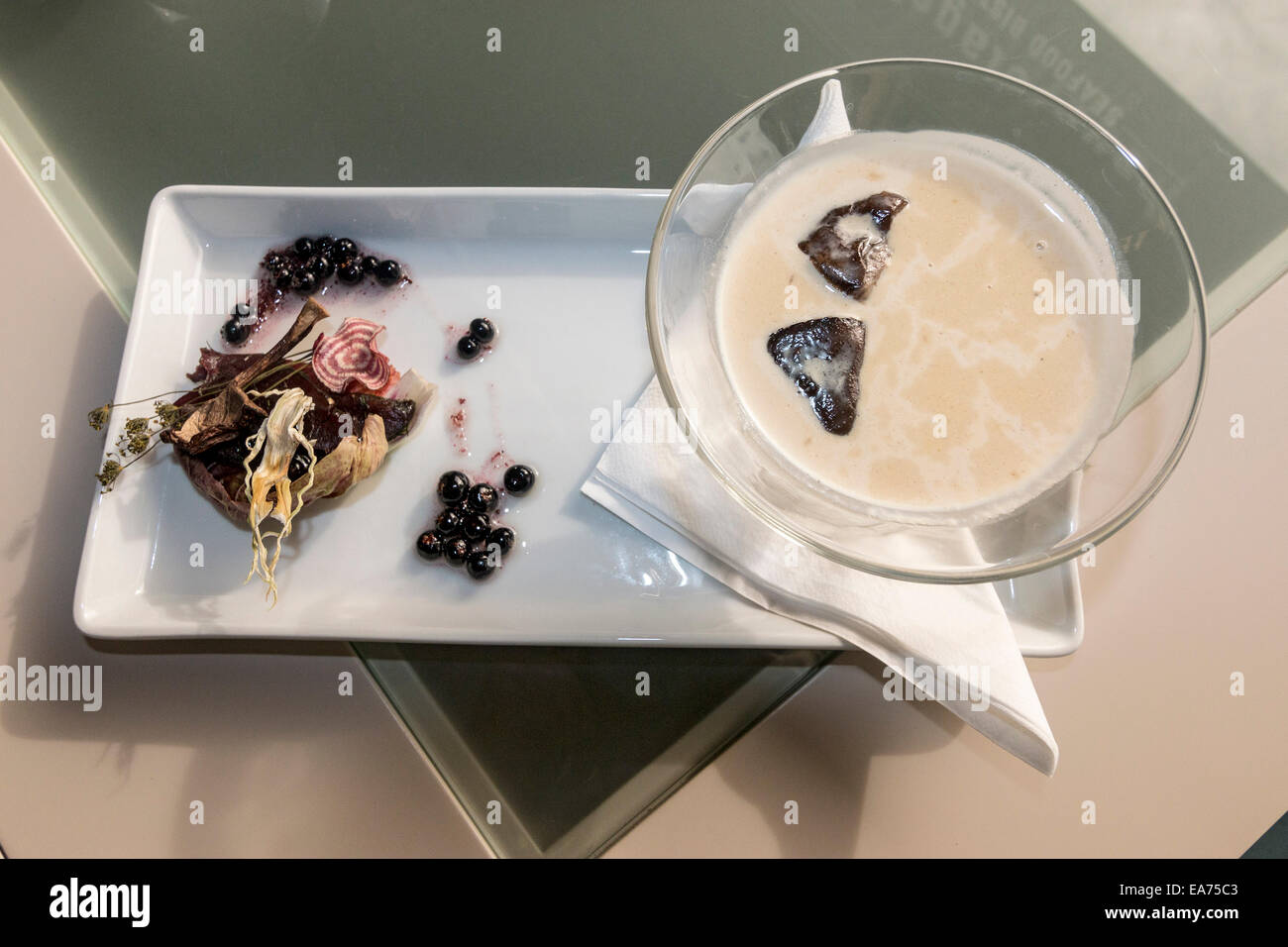 Zuppa di funghi fatta di fresco con funghi raccolti nell'Islanda Orientale. Foto Stock