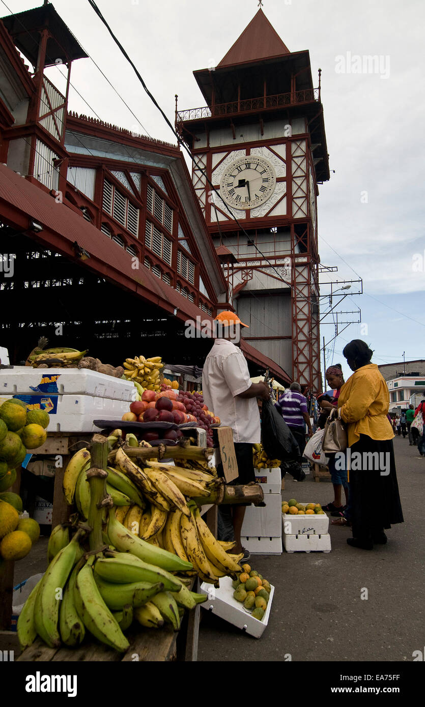 Georgetown, GUYANA. 7 Nov, 2014. 07 Novembre, 2014. Il Stabroek mercato nel cuore di Georgetown, Guyana è il principale mercato in città in corrispondenza della giunzione delle banchine e il minibus terminale. A base di pesce e di carne, frutta e verdura e di tutti i tipi di casa tenere le merci sono disponibili dalla i produttori sia al coperto che all'aperto. © Ralph Lauer/ZUMA filo/Alamy Live News Foto Stock