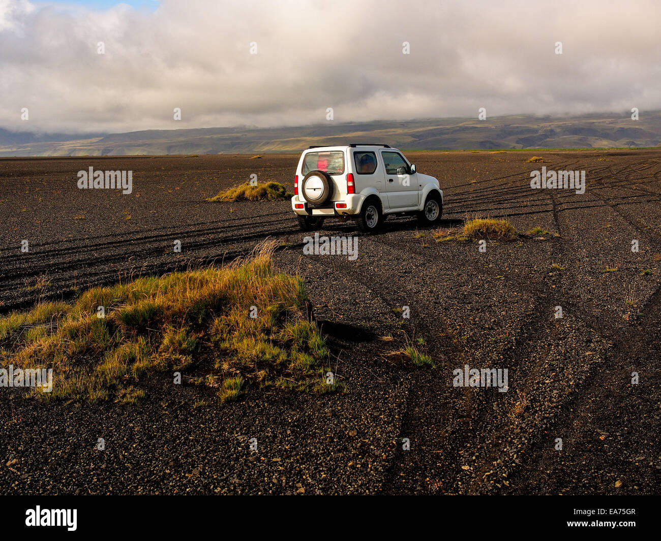 A quattro a quattro su off auto da strada attraversando un Tundra islandese Foto Stock