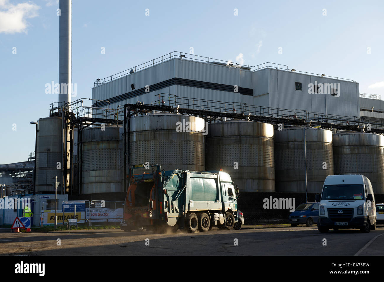 Un dustcart accelera Waddell Street passato la distilleria di Strathclyde, Gorbals, Glasgow. Foto Stock