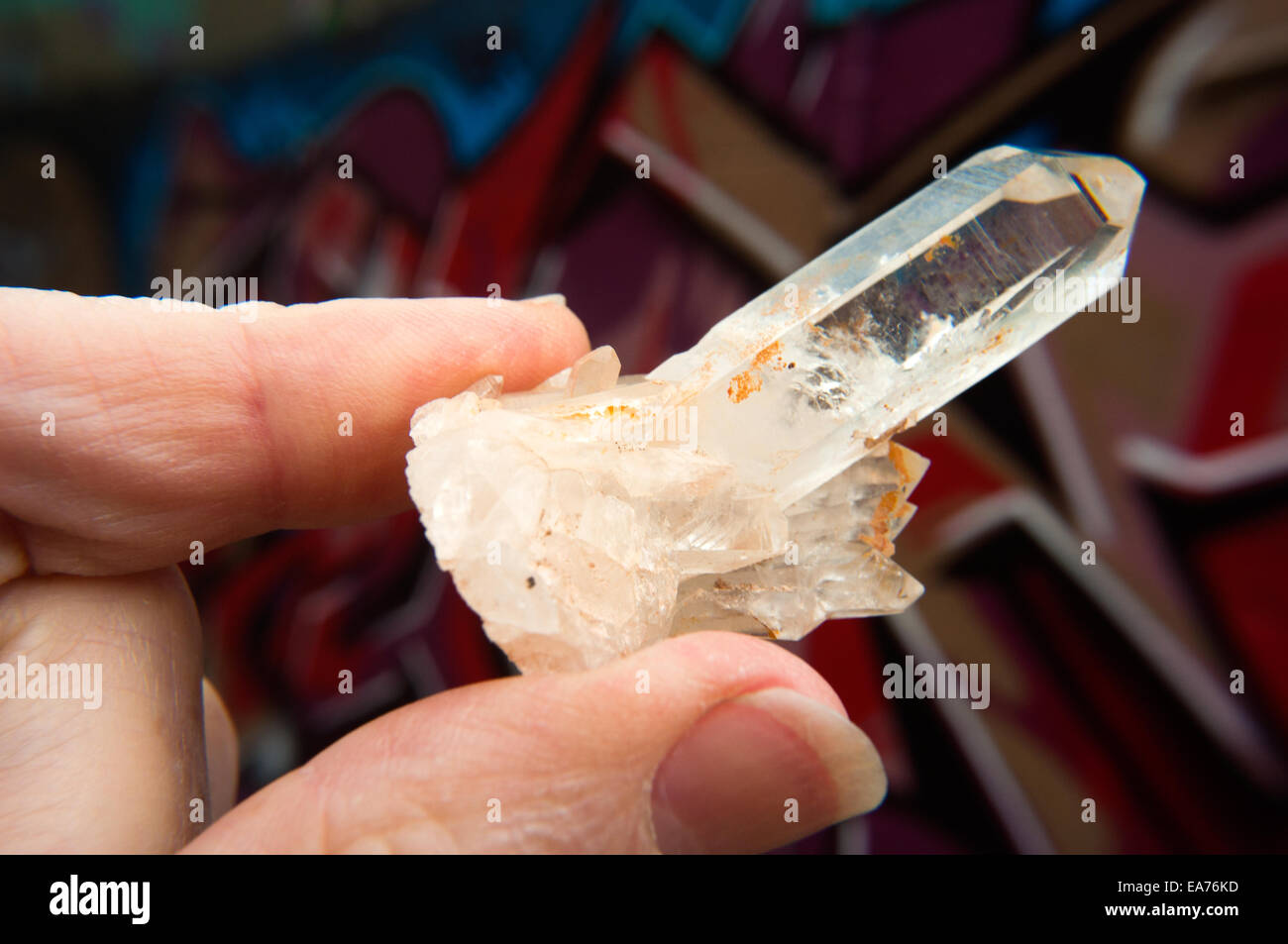 Cristallo di quarzo pietra minerale sulla posizione nelle strade di Fitzroy, Victoria, Australia Foto Stock