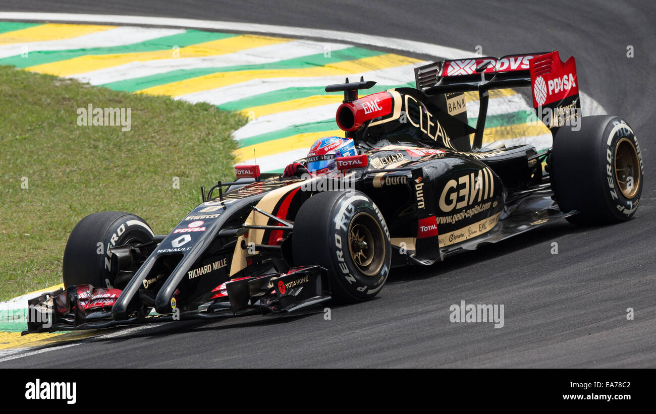 Sao Paulo, Brasile. 7 Nov, 2014. Driver Lotus Romain Grosjean spinge la sua auto durante una pratica gara del 2014 Formula Uno Gran Premio del Brasile sul circuito di Interlagos in Sao Paulo, Brasile, nov. 7, 2014. Credito: Xu Zijian/Xinhua/Alamy Live News Foto Stock