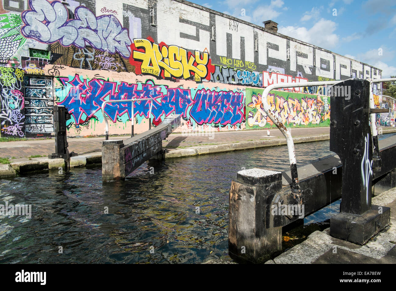 Hertford chiusa del canale navigabile di hackney graffiti REGNO UNITO Foto Stock