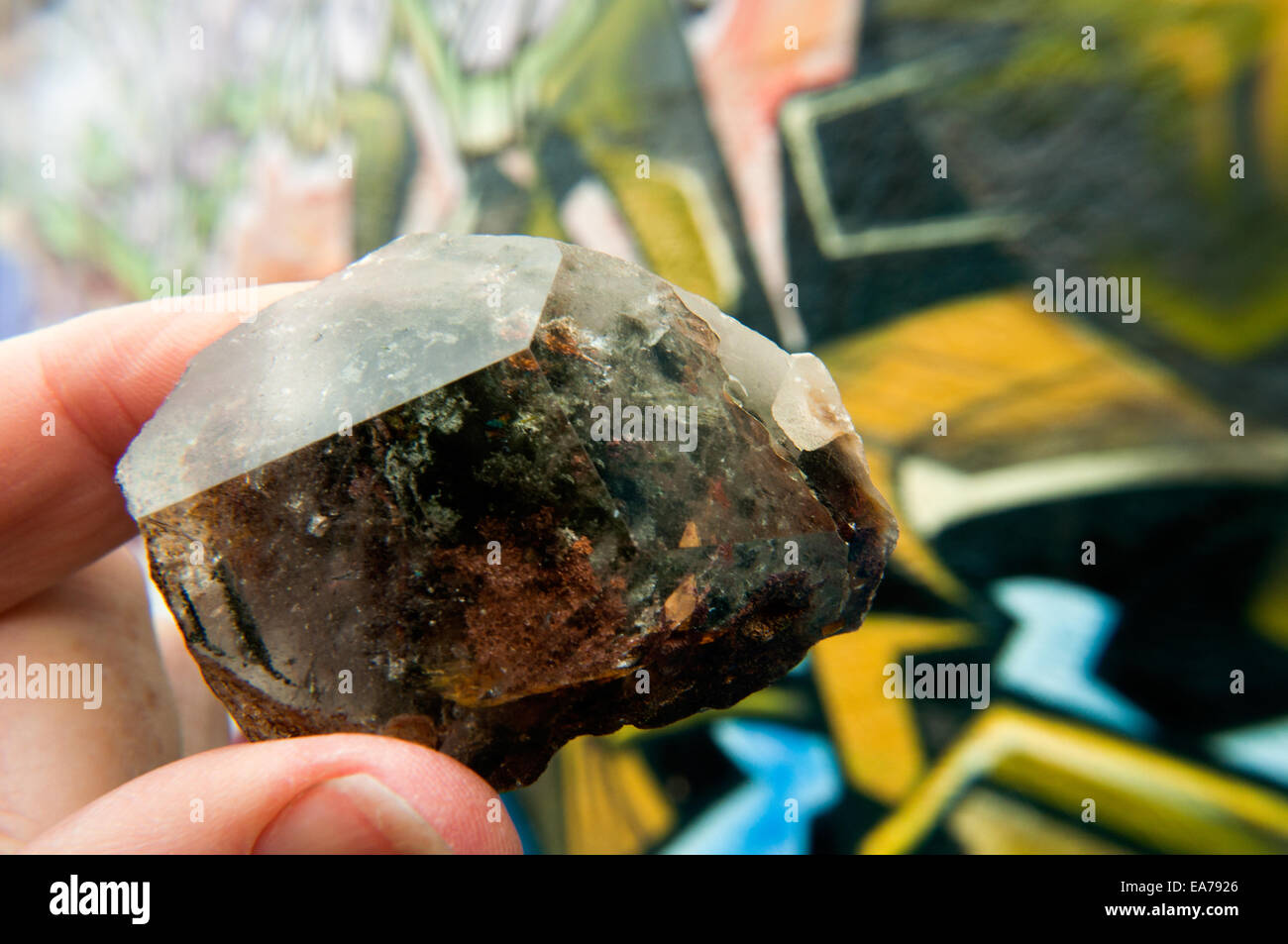 Cristallo di quarzo pietra minerale sulla posizione nelle strade di Fitzroy, Victoria, Australia Foto Stock